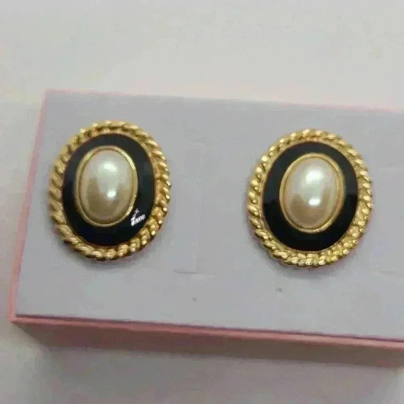 Vintage gold toneblack enamel fuax pearl stud earrings